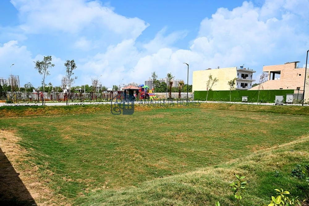 South Facing Plot for Sale in BPTP Amstoria (255 Sq.yd.)